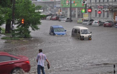 Днепропетровск утонул: горожане ходят по колено в воде