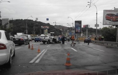 В Киеве жуткое ДПТ на мосту Патона