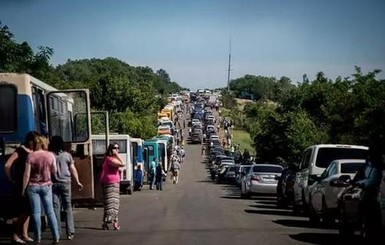 Очередь на блокпосту под Волновахой растянулась на 10 километров