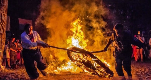 В купальскую ночь запорожцы утопят горящее колесо