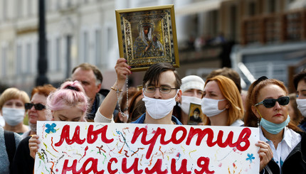 Протесты в Беларуси: на пятый день люди вышли на улицы с Библией, а вечером отпустили задержанных