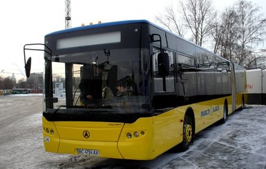 В Киеве в автобусе женщина брызнула в лицо контролерам из баллончика