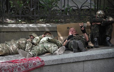 Под Администрацией президента продолжается митинг 