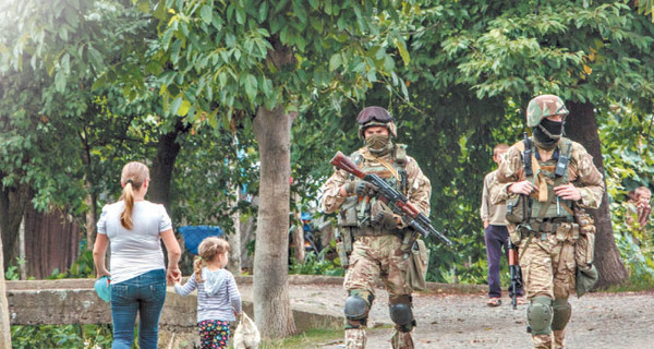 Люди едут к месту перестрелки в Мукачево за гильзами и экстремальным селфи 