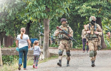 Силовики взяли в окружение базу 