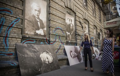 В Киеве поздравили начальника, разместив на здании раритетные фотографии его семьи