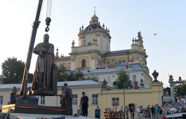 Во Львове установили памятник митрополиту Шептицкому