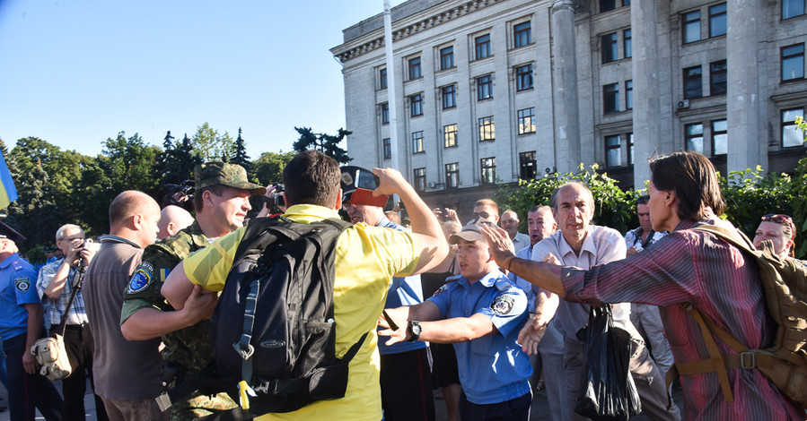 На Куликовом поле в Одессе произошла драка между участниками митинга