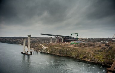 В Запорожье с недостроенных мостов свалилась девушка