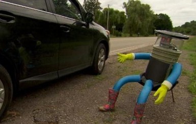 Вандалы поломали и обезглавили знаменитого робота-путешественника HitchBOT