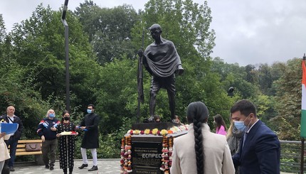 В Киеве открыли памятник Махатме Ганди