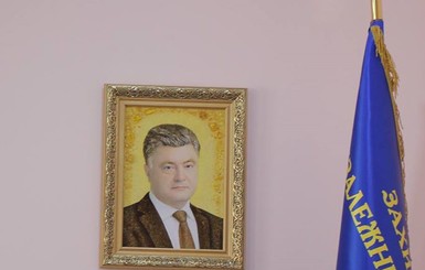 Начальник милиции работает под портретом Порошенко из янтаря