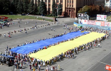 В Днепропетровске развернули самый большой в Украине 