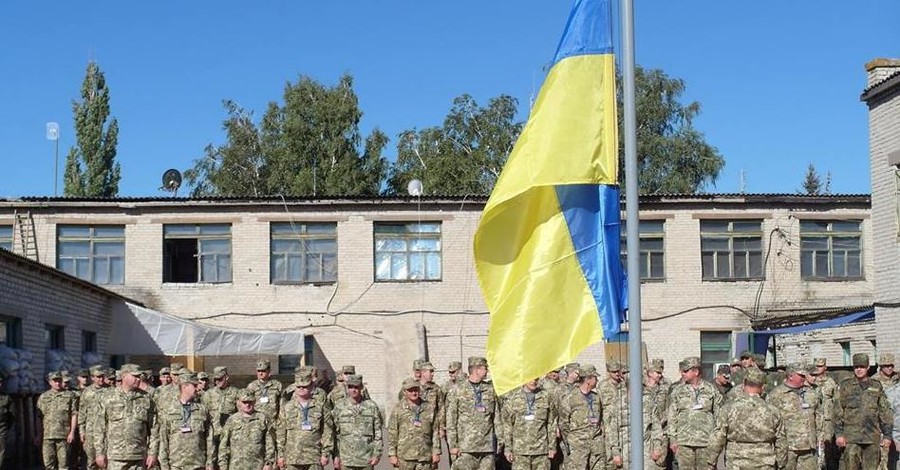 В честь праздника бойцам АТО дали на десерт арбуз и подарили футболки