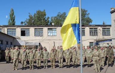 В честь праздника бойцам АТО дали на десерт арбуз и подарили футболки