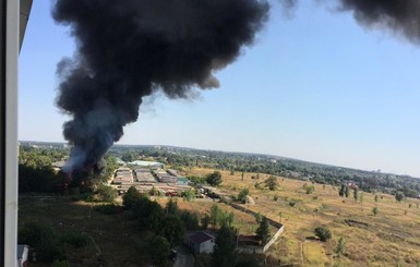 В Буче под Киевом горит и взрывается склад