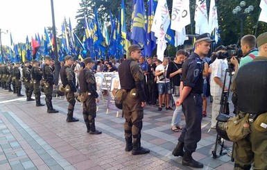 Под Радой митинг:  зал заседания заблокирован 