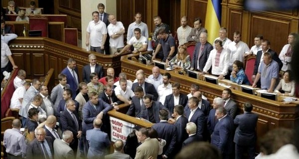 Парламент принял закон о децентрализации Конституции 265 голосами 