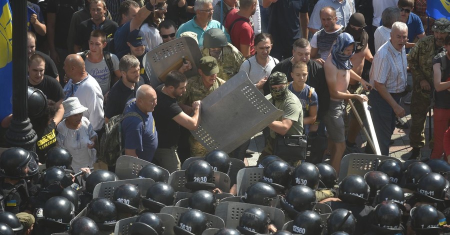 СМИ: Под Радой пострадало более 10 правоохранителей