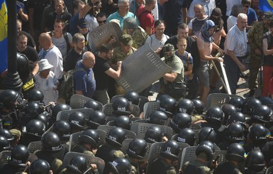 СМИ: Под Радой пострадало более 10 правоохранителей