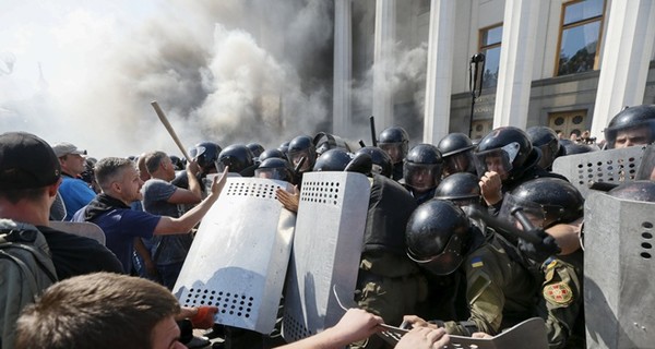 Прокуратура: по массовым беспорядкам возле Рады допрошены более 50 свидетелей и назначены около 9 экспертиз