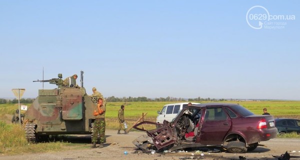 На трассе Донецк-Мариуполь легковушка врезалась в БТР, есть жертвы