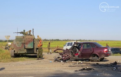 На трассе Донецк-Мариуполь легковушка врезалась в БТР, есть жертвы