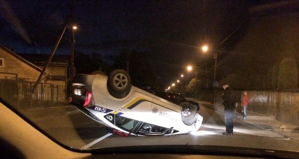 Во Львове автомобиль полиции врезался в бордюр и 