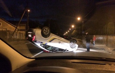 Во Львове автомобиль полиции врезался в бордюр и 