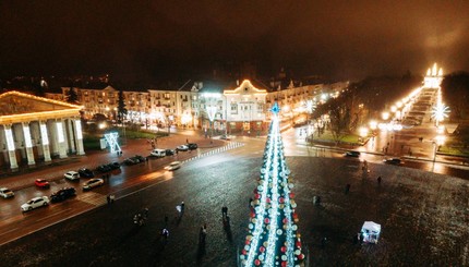 В Чернигове зажгли главную новогоднюю елку