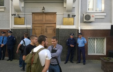 Под Печерским судом включили прямую трансляцию из Верховной Рады