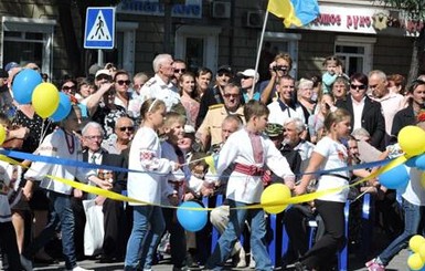 В Мариуполе ко Дню города провели марш вышиванок