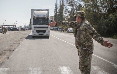 Активисты пропустили первую фуру на пункте пропуска в Чонгар 