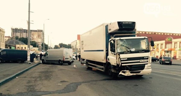 В Днепропетровске неуправляемая фура снесла парковку и убила женщину