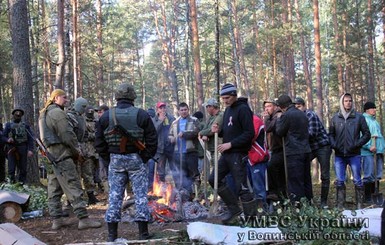 К охране янтарных копий на Волыни стянуто 1000 силовиков, БТР и сельхозтехнику