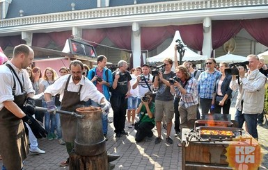 На Lviv coffee festival заварили 20-литровую джезву кофе