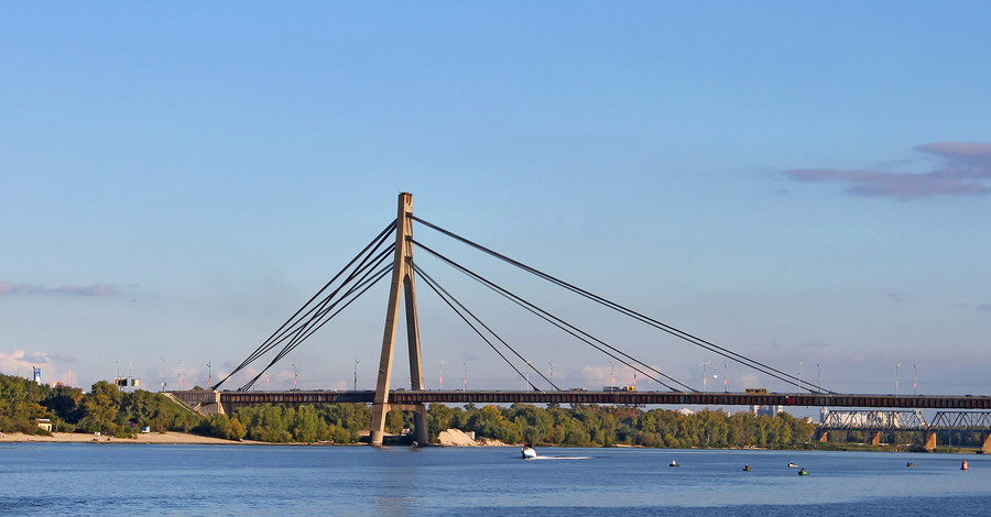 Подросток разбился, упав с недостроенного моста в Днепр 