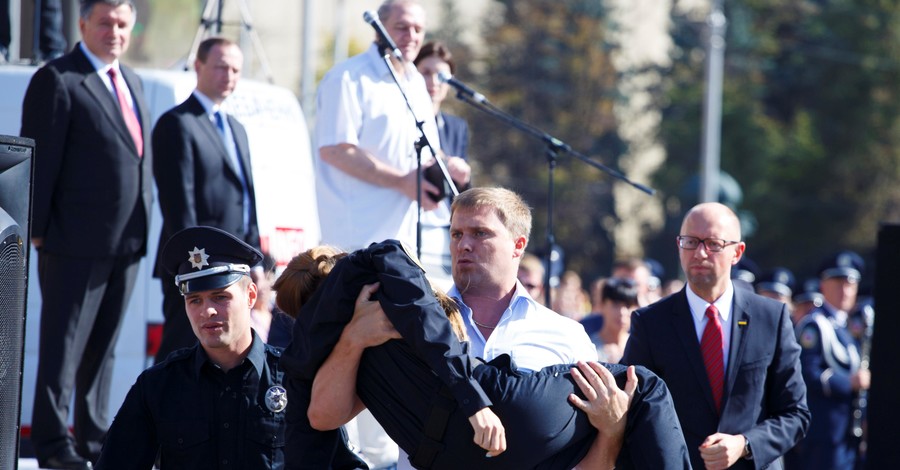 Пока верхи выступали, полицейские падали в обморок