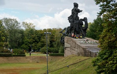 Киевляне поминают жертв трагедии в Бабьем Яру