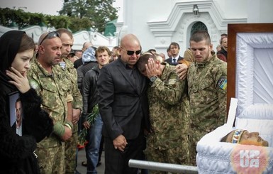 С Ларсоном попрощались под его песни