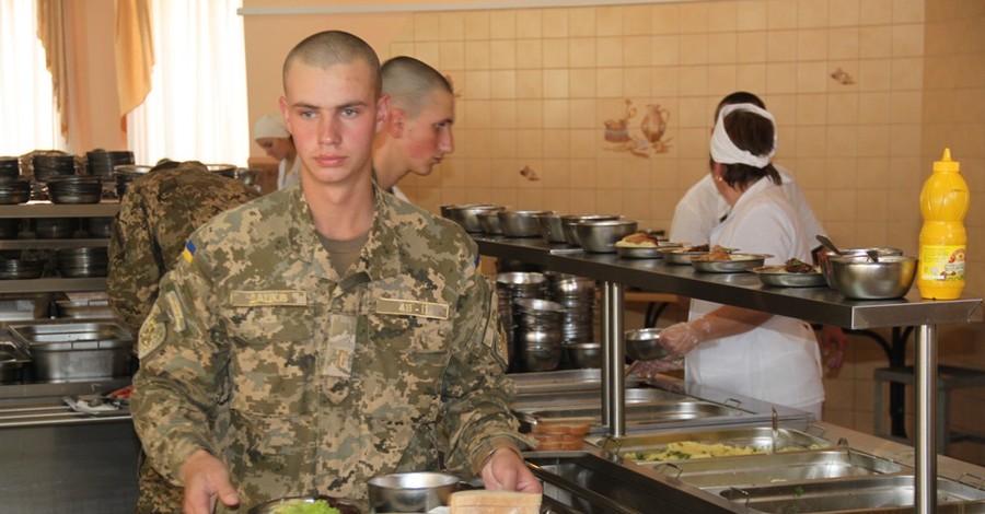 В солдатское меню добавили колбасную нарезку, ананасы, оливки, грибы, сыр фета