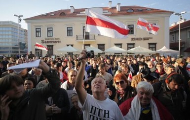 СМИ: Жители Минска вышли на протест против военных баз России