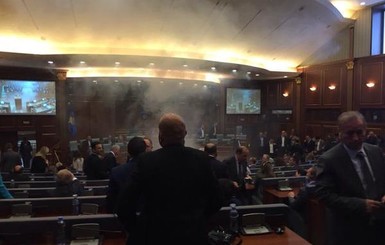 Парламент Косово забросали гранатами, депутатов экстренно эвакуировали