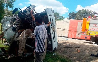 В Гондурасе автобус врезался в пожарную машину, погибли 17 человек