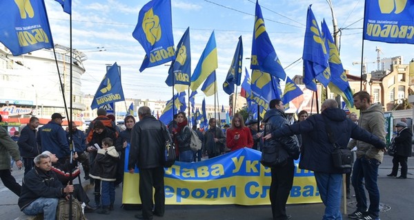 Марш Героев заблокировал движение транспорта в центре Киева