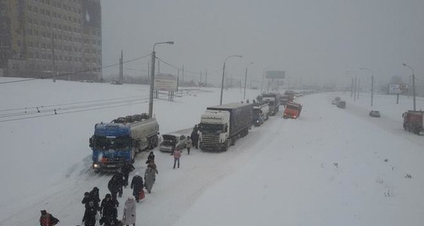 Российский Омск засыпало снегом: за день выпала месячная норма