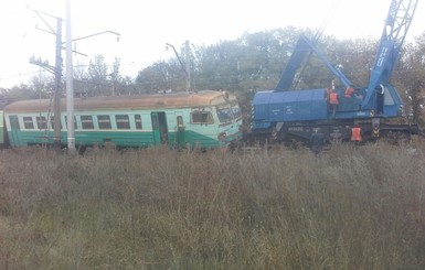 Под Донецком пассажирский поезд сбил грузовик и сошел с рельс