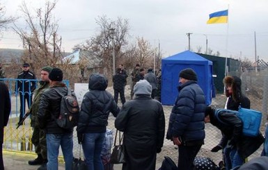 В очередях на блокпостах стоят по двое суток