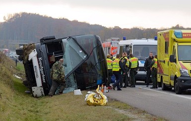 В Германии перевернулся автобус с детьми, есть жертвы