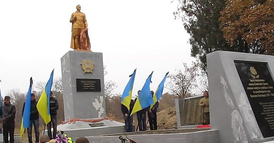 На груди медаль, под ногами - сотни отстрелянных гильз